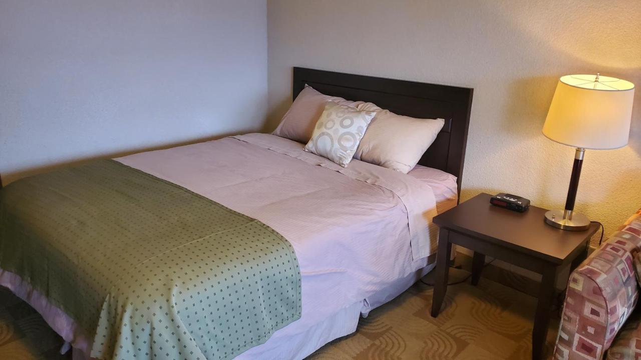 Shoreside Inn & Suites Wabamun Buitenkant foto