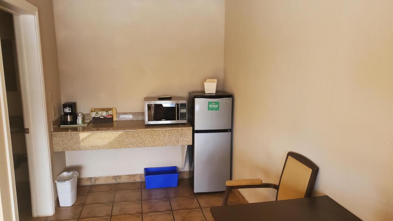 Shoreside Inn & Suites Wabamun Buitenkant foto