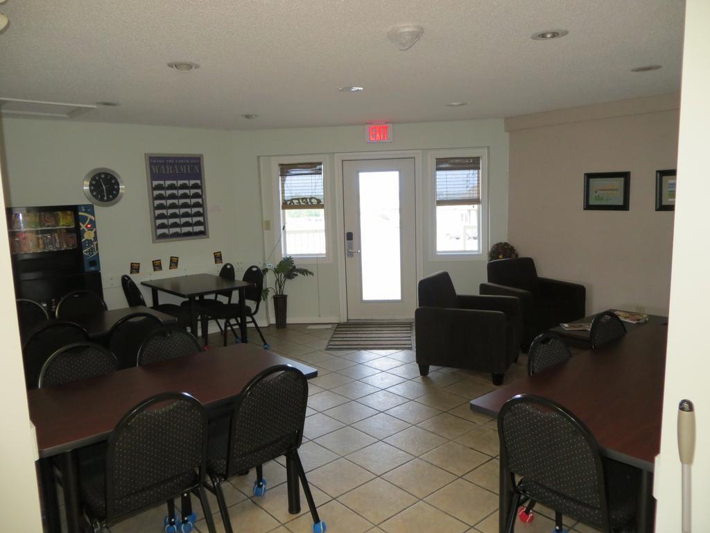 Shoreside Inn & Suites Wabamun Buitenkant foto