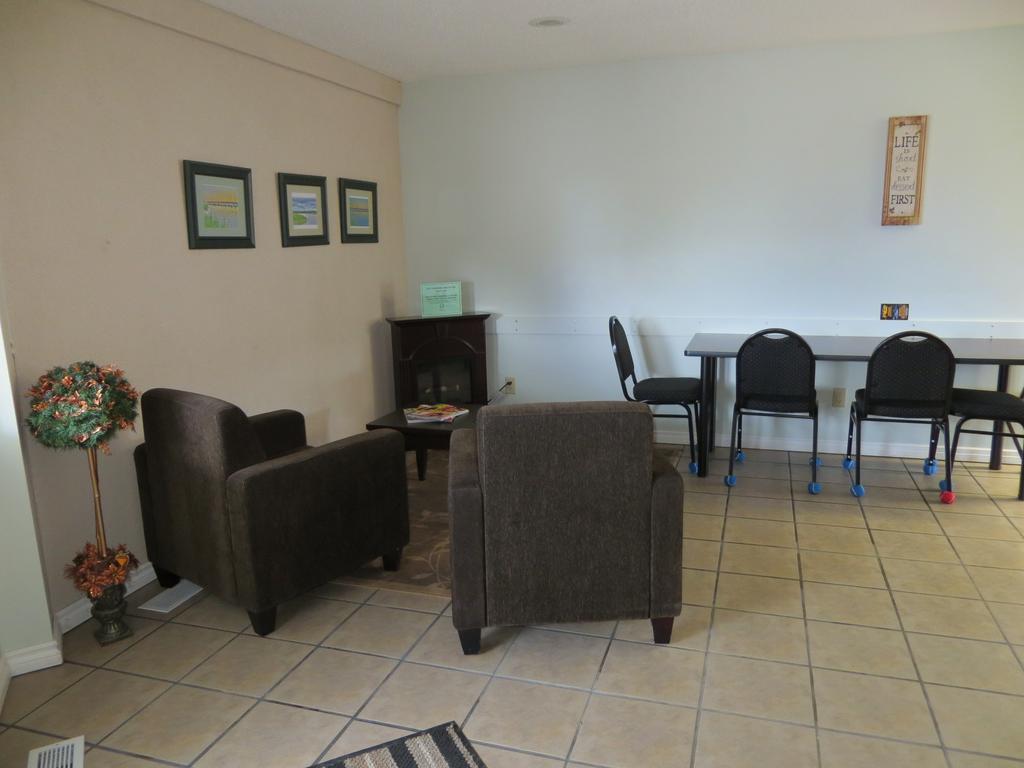 Shoreside Inn & Suites Wabamun Buitenkant foto